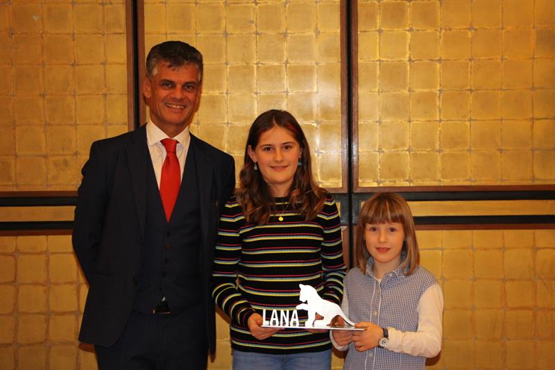 Lisa e Maria Thurner con il sindaco Harald Stauder e il trofeo Giovani dell'anno
